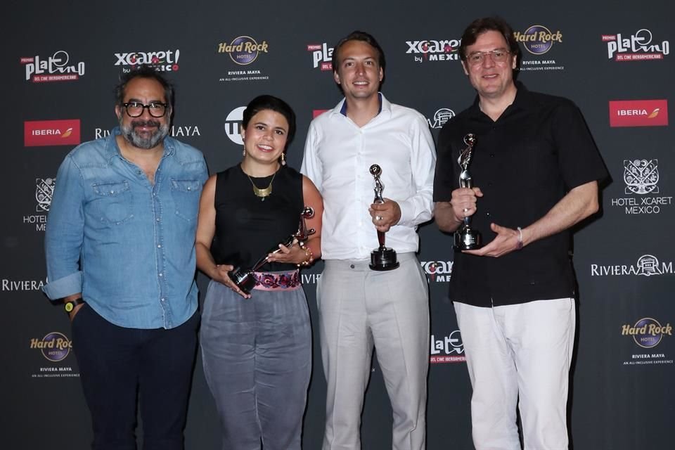 Los productores Gabriela Rodríguez y Nicolás Celis recibieron los galardones en ausencia del director Alfonso Cuarón y Aparicio.