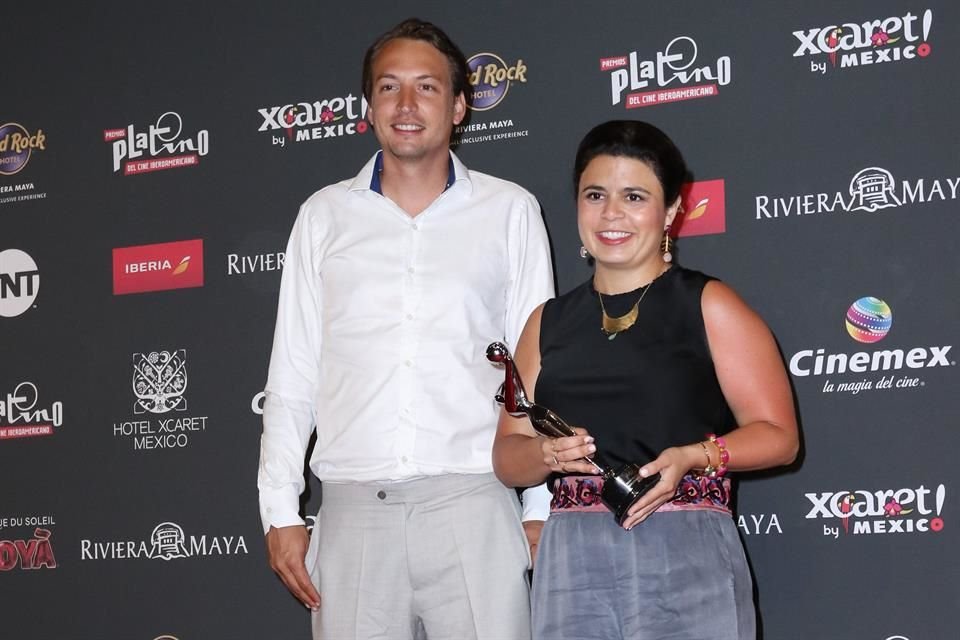 Los productores Gabriela Rodríguez y Nicolás Celis recibieron los galardones en ausencia del director Alfonso Cuarón y Aparicio.