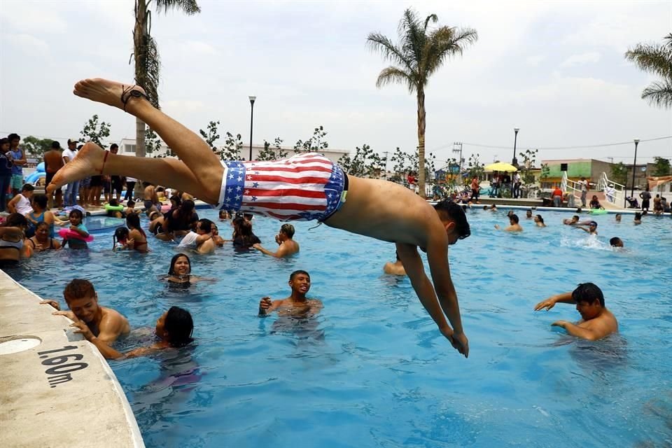 Chicos y grandes disfrutan ahora de albercas, toboganes y zonas de convivencia donde estuvo el Bordo.