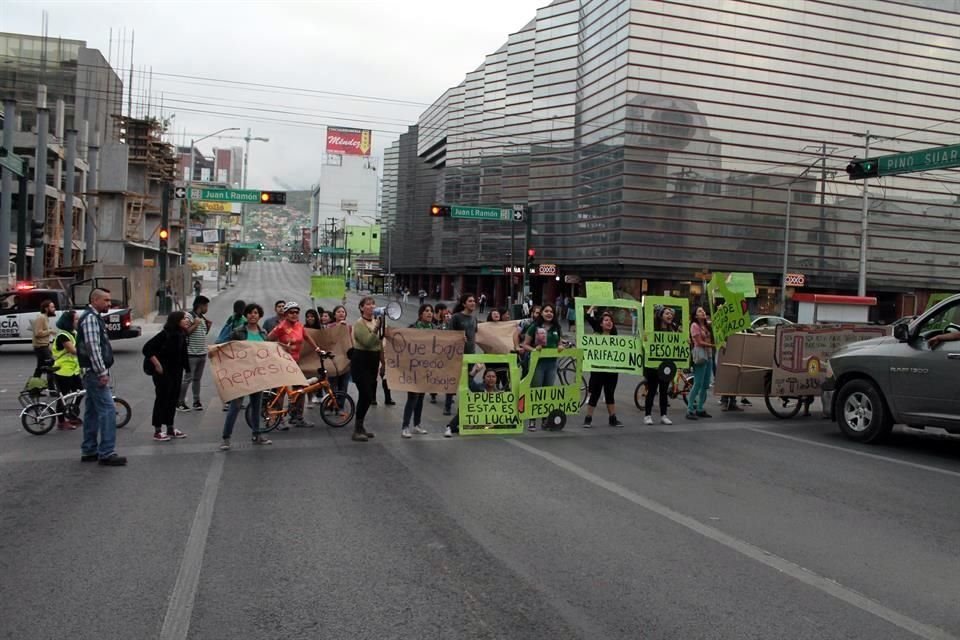 El contingente, encabezado por integrantes de la Asamblea Feminista, se detuvo en varias ocasiones en su trayecto de la Alameda al Mercado Juárez.