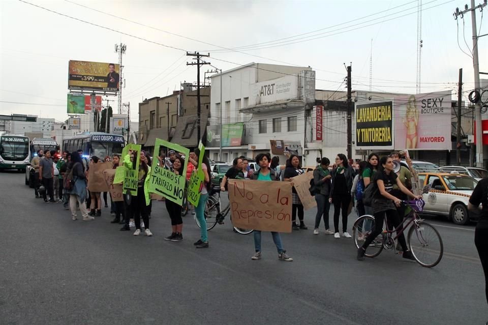 La protesta provocó molestia entre automovilistas que fueron desviados por otras avenidas para que pasaran los manifestantes.