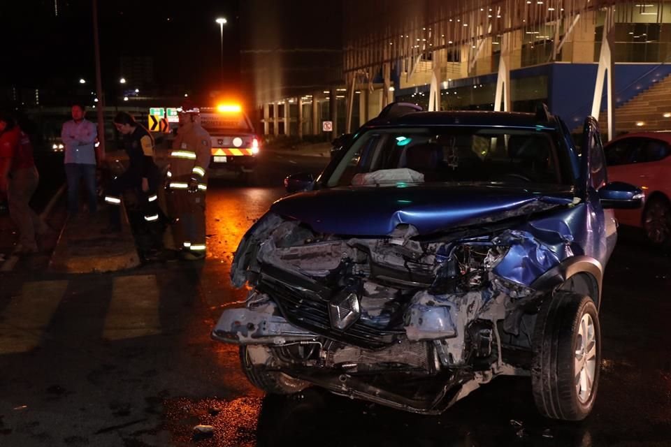 Una mujer quedó lesionada luego de que el chofer de el Uber en el que viajaba presuntamente se pasó la luz roja y chocó contra otro auto, en el Centro.