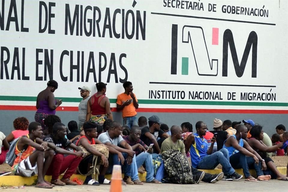 Migrantes provenientes de África esperaban la semana pasada documentación oficial en la ciudad de Tapachula, Chiapas.