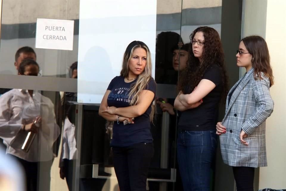 La hermana de Miss Mónica (con saco gris) acudió a la sala del TSJ donde se lleva a cabo la comparecencia.