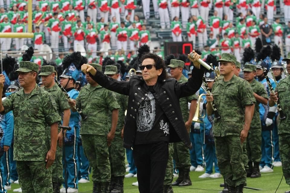 El vocalista de El Tri también fue el encargado de entonar el Himno Nacional antes de que iniciara el partido.