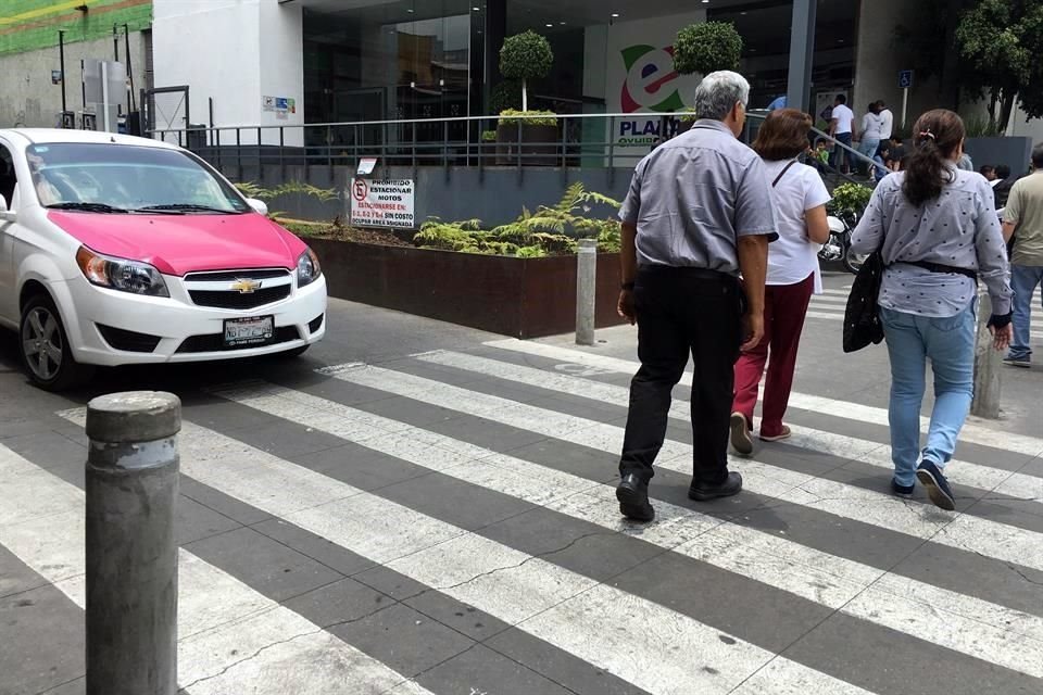 Durante un recorrido realizado por REFORMA se constató que no había presencia de elementos o funcionarios de la Alcaldía, por lo que los peatones debían apurar el paso para esquivar los coches.