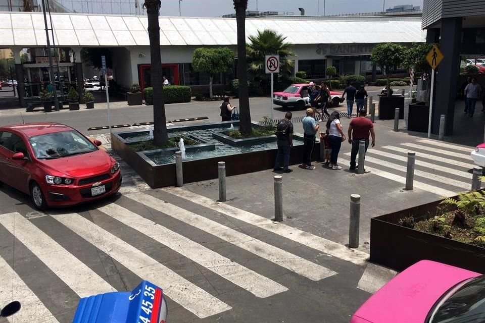 Algunos automóviles invadieron la zona de la banqueta para dejar pasajeros en los restaurantes.