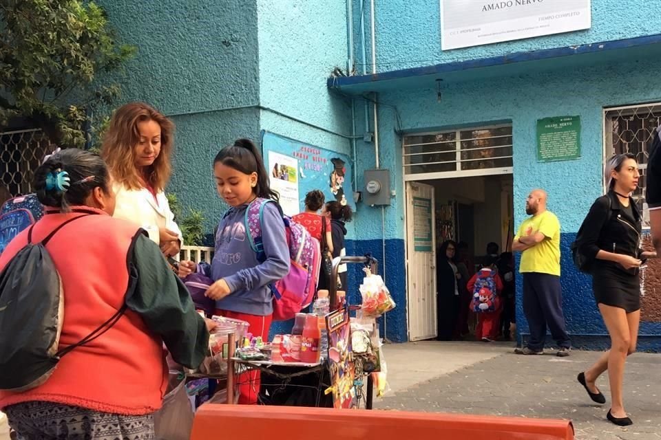 La contaminación llevó a algunas escuelas a limitar actividades, como la Primaria Amado Nervo, en Mixcoac, donde el personal de la escuela indicó que se suspendía la ceremonia de honores a la bandera.