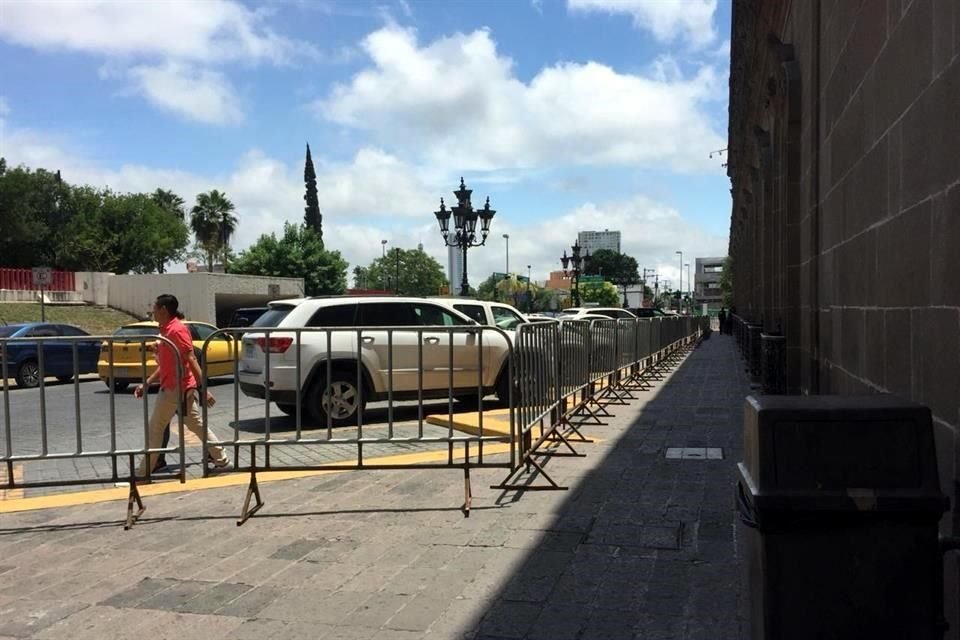 La medida, señalaron empleados del lugar, se tomó porque se espera que haya manifestaciones.