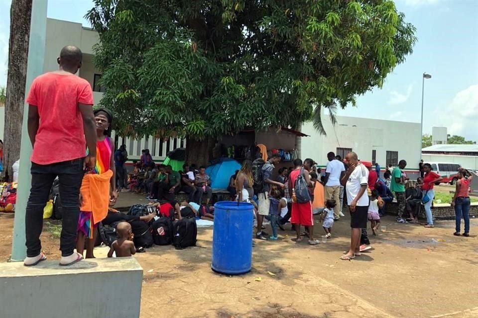 Algunos inconformes llevan varias semanas en campamentos en el exterior de la estación migratoria.