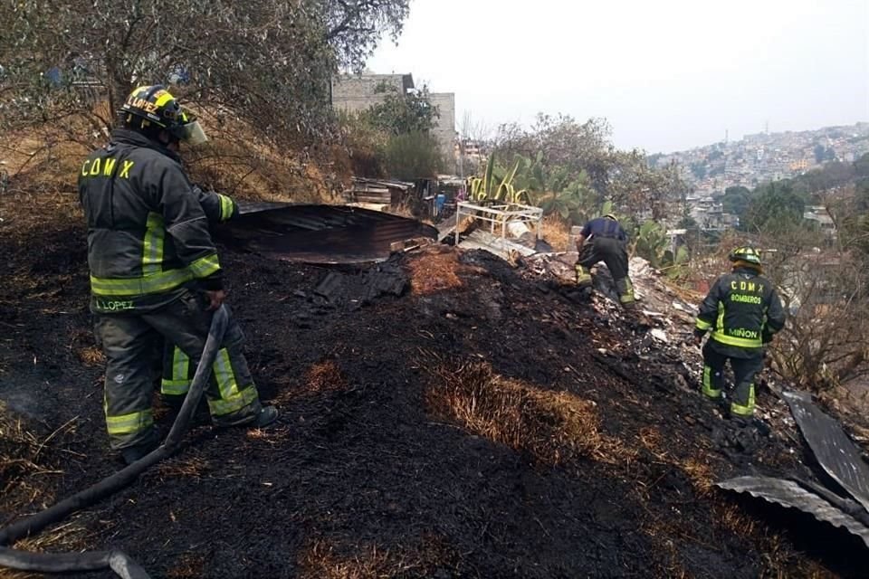 Un incendio de pastizal fue controlado por vulcanos en Avenida San Isidro Alto Lerma y Puente Miguel Gaona, en la Colonia Arturo Gamiz, Álvaro Obregón.