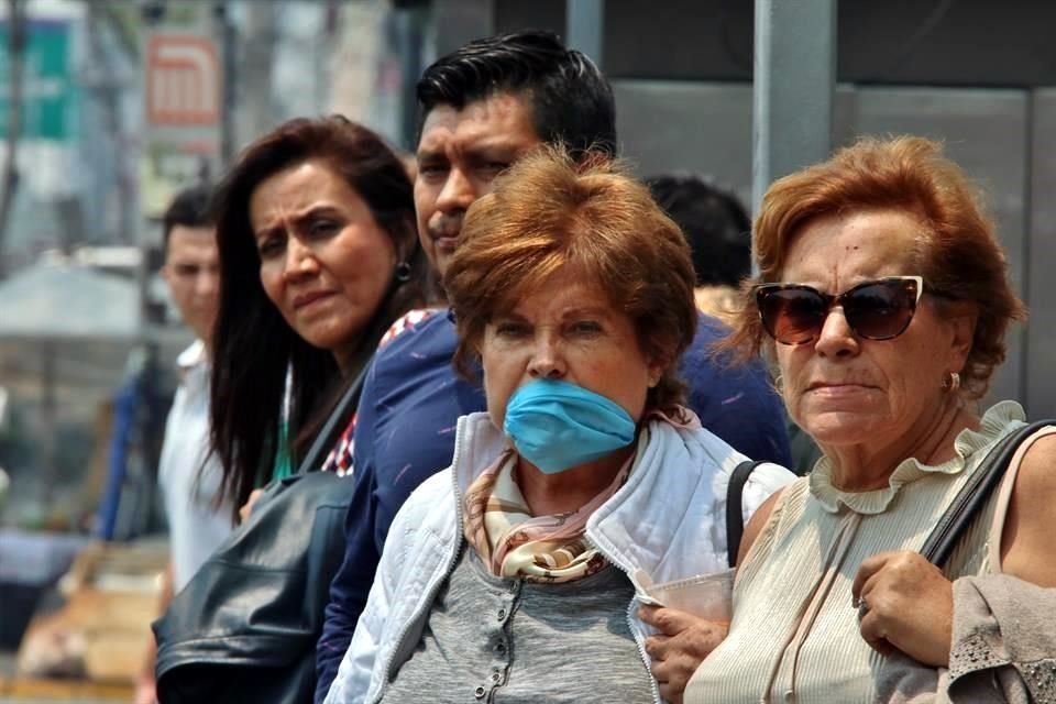 Recicladores, barrenderos, policías, pacientes en hospitales y deportistas manifestaron su irritación ante la crisis ambiental en la Ciudad