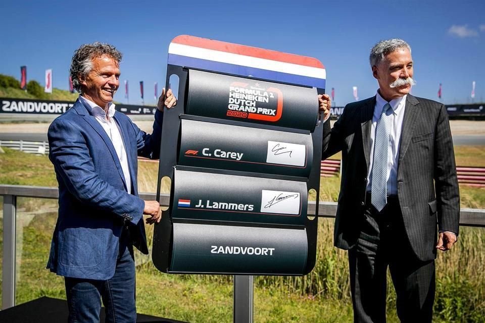 EPA5867. ZANDVOORT (HOLANDA), 14/05/2019.- El director general de Fórmula Uno, Chase Carey (d), posa junto al director del Gran Premio de Holanda, Jan Lammers.
