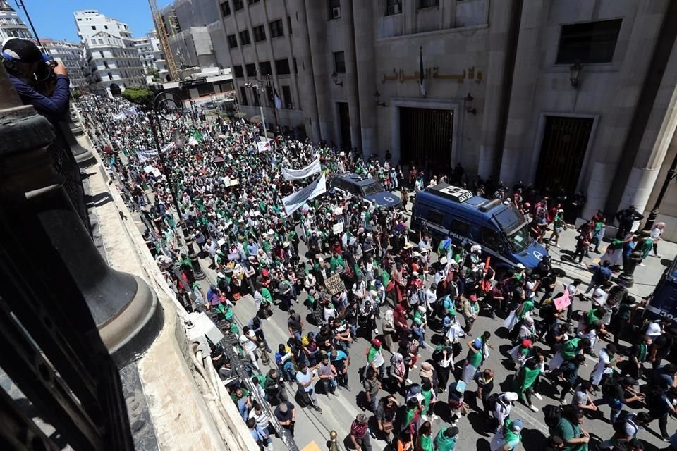 Frenada a la entrada de la calle central, la marcha se encaminó hacia el bulevar Zighud Yusuf, paralelo al mar, en un intento por eludir a las fuerzas del orden y realizar una sentada ante la sede.