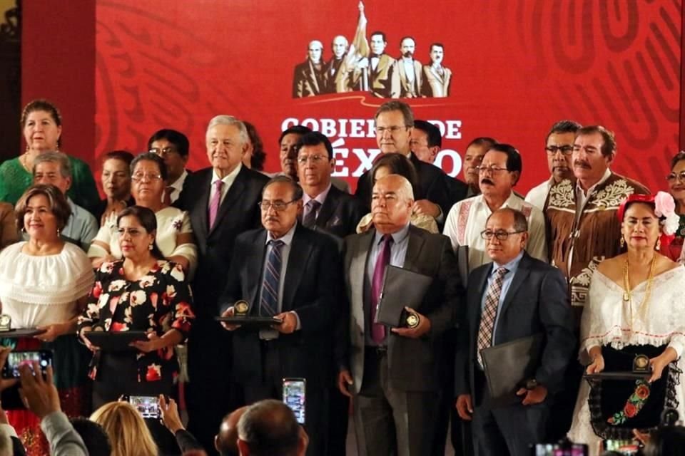 El Presidente y el Secretario de Educación en Palacio Nacional con maestros reconocidos por su labor.