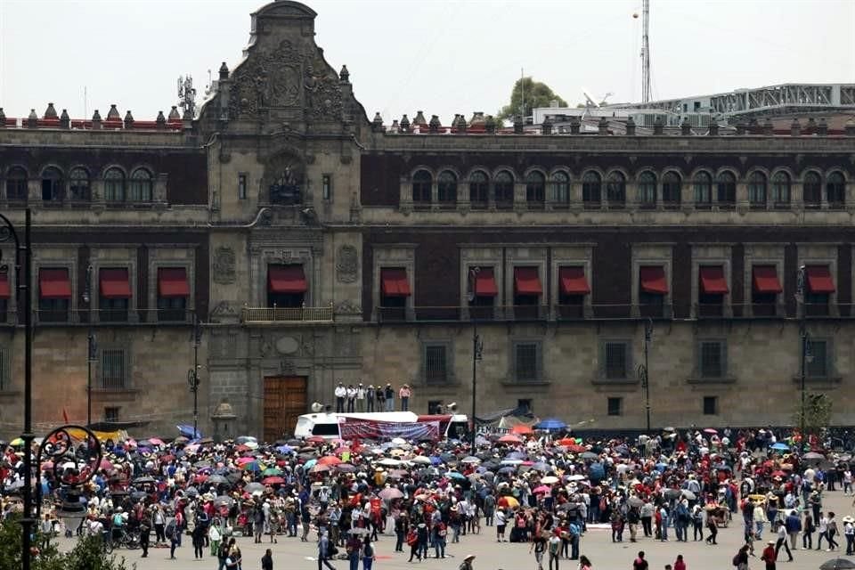 En un mitin frente a Palacio Nacional, Javier Saavedra, de la Sección 7 de Chiapas, aseguró que seguirán protestando contra la nueva legislación por que 'no sirve' para construir un País.