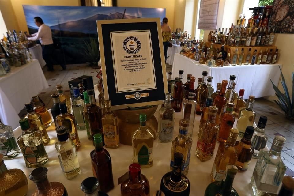 El Récord Guinness se obtuvo por la exhibición de mil 733 botellas diferentes de tequila.