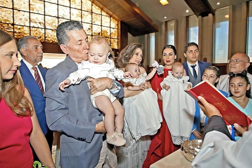 Pía, Emma y Thiago, los bebés de Daniela Barragán, fueron bautizados en el Templo de San Josemaría Escrivá de Balaguer.