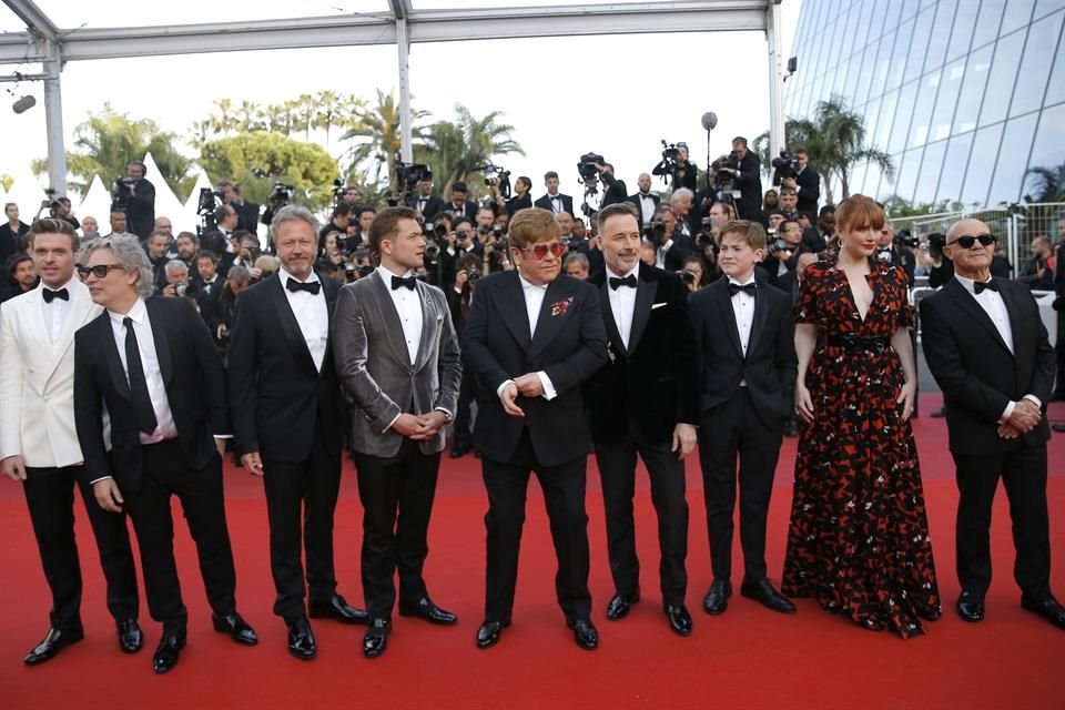 John llegó acompañado por su marido y productor del filme, David Furnish, y el elenco del filme.