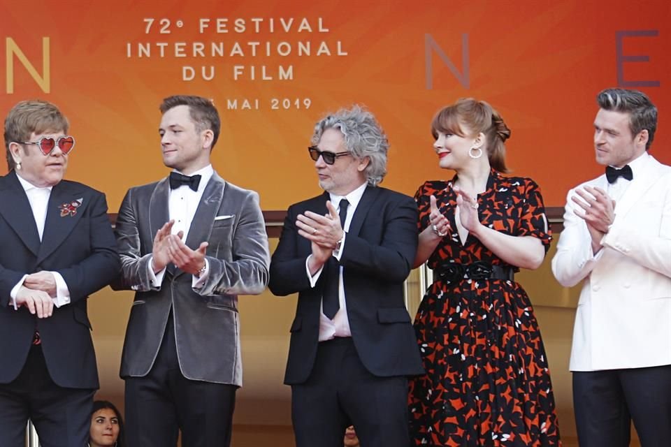John llegó acompañado por su marido y productor del filme, David Furnish, y el elenco del filme.