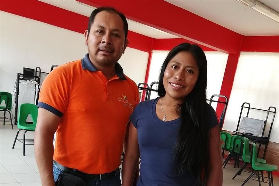 La actriz Yalitza Aparicio donó algunas computadoras a una escuela en Tlaxiaco.