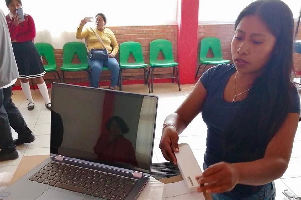 La actriz Yalitza Aparicio donó algunas computadoras a una escuela en Tlaxiaco.