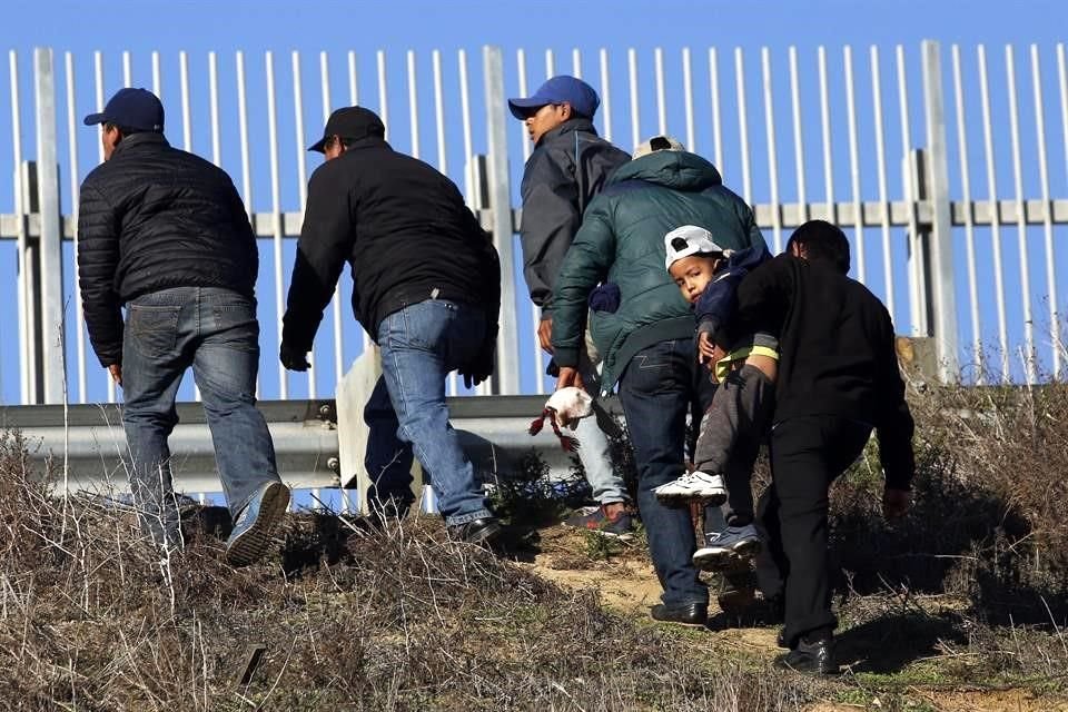 Migrantes hondureños se acercan a la frontera en Tijuana, en diciembre pasado.