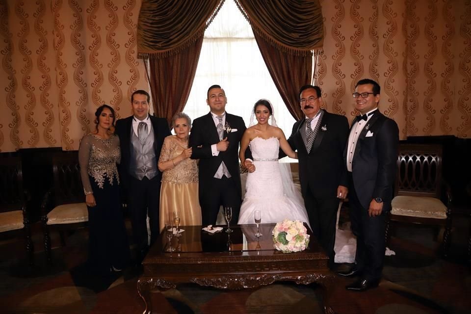 FAMILIA DEL NOVIO Diana Oviedo de Navarro, Alán Navarro Garza, María Teresa Garza de Navarro, Christian Navarro, Cristina Carpio José Guadalupe Navarro Coronado y Édgar Noé Navarro Garza