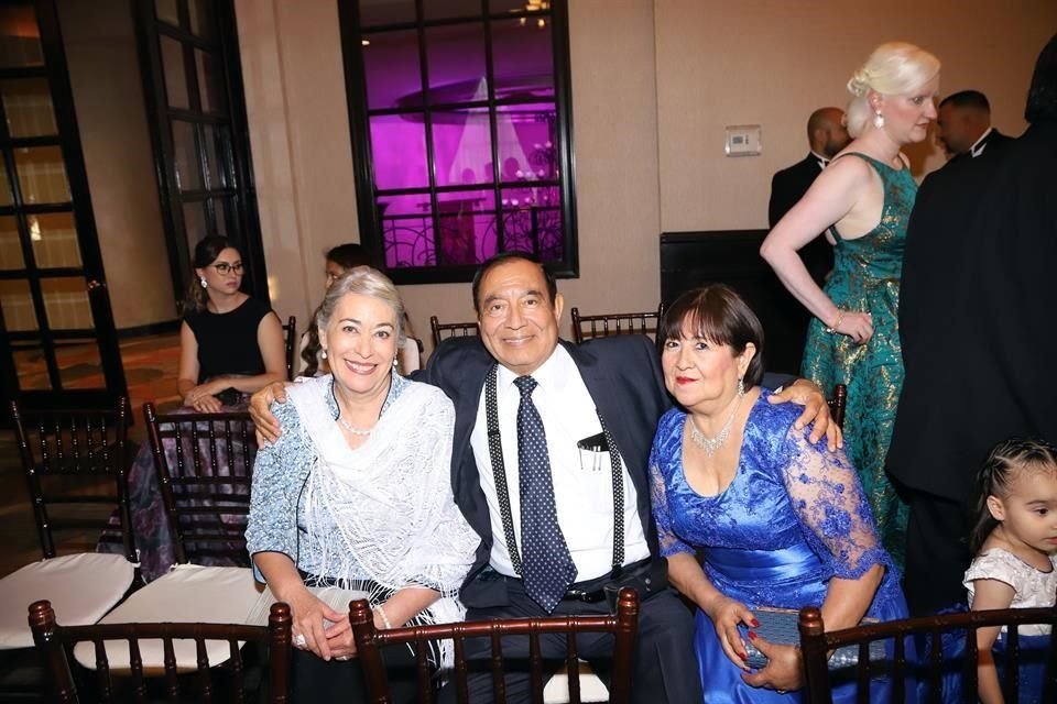 Yolanda González de Navarro, José Luis Navarro y Sofía Navarro