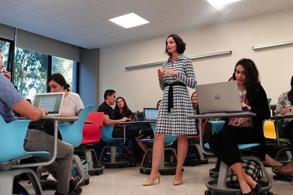 Los alumnos tomarán algunas clases en aulas, pero luego deberán responder a necesidades reales de empresas durante la duración de su carrera.