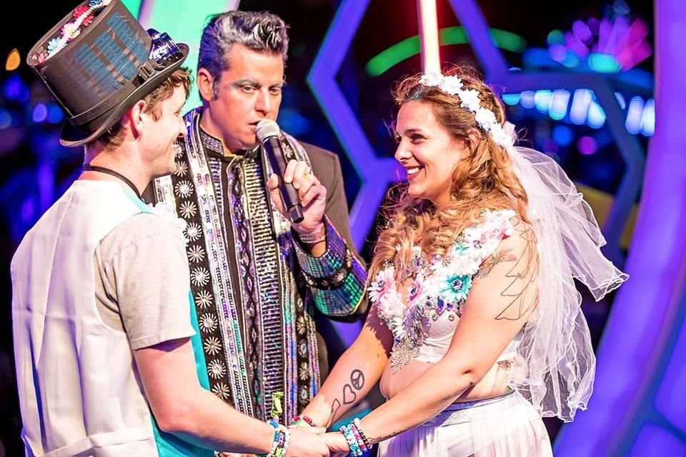 La gente disfrutó la fiesta y hasta se pudieron casar.