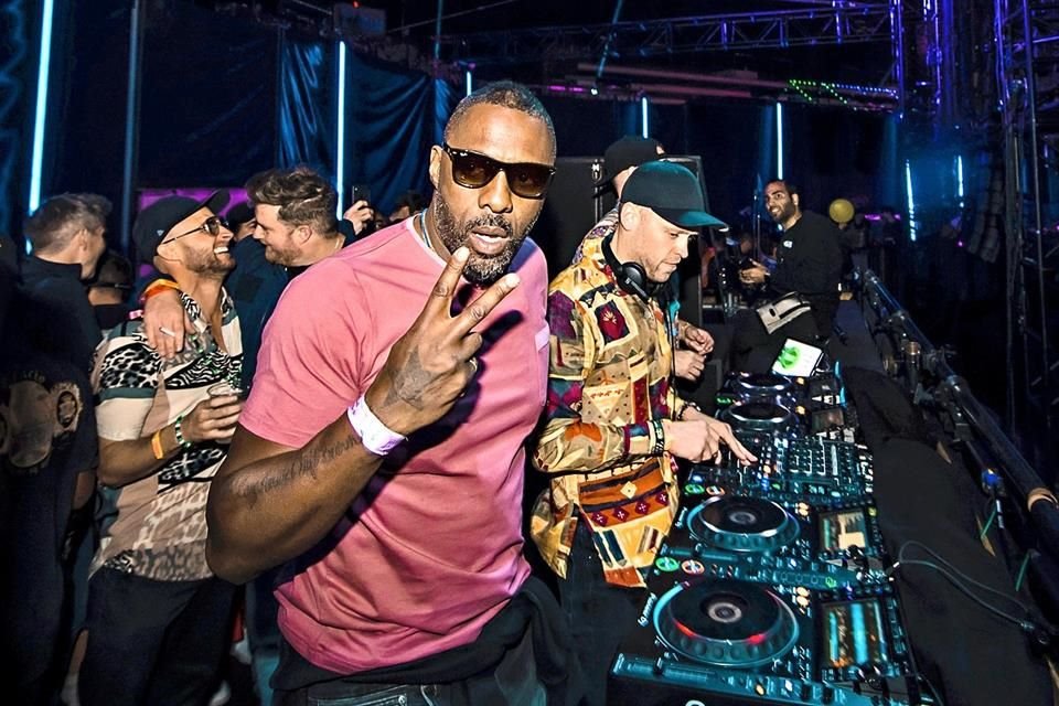 El actor Idris Elba participó como DJ el viernes.