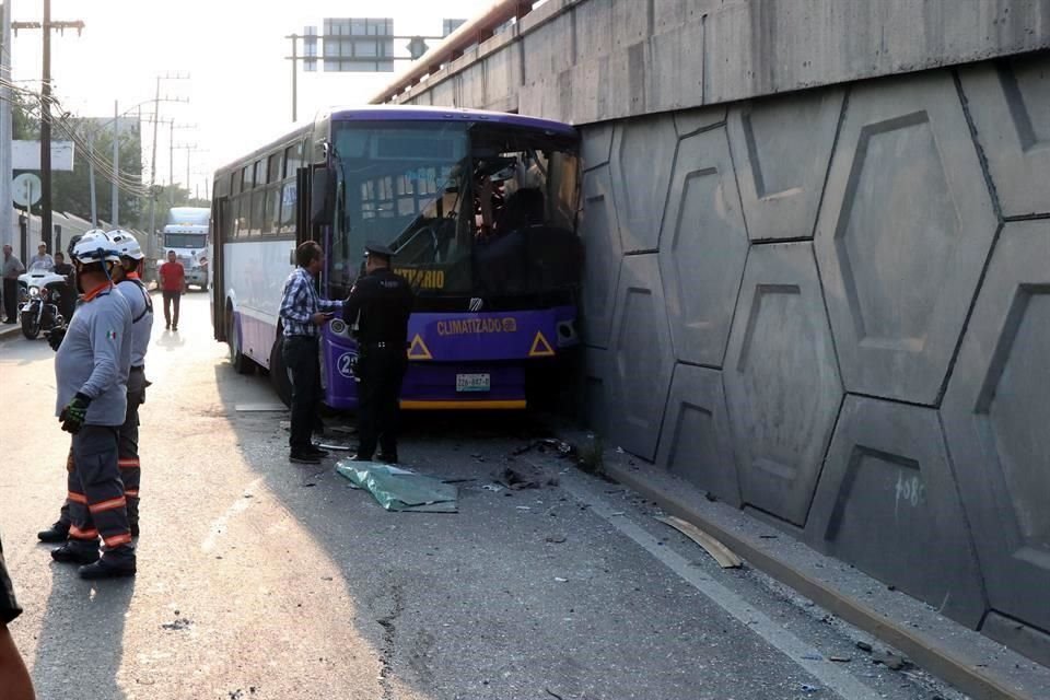 Al menos 16 personas resultaron lesionadas, tres de ellas de gravedad, luego de que un camión de la Ruta 202 se estrelló contra la base de concreto de un puente vehicular de la Avenida Morones Prieto.