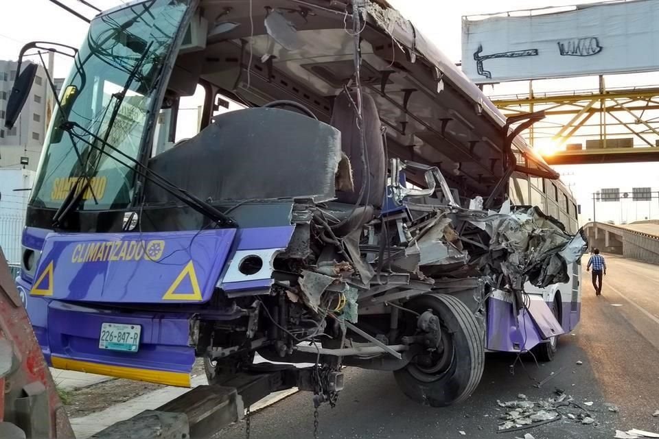 El aparatoso accidente se reportó alrededor de las 18:40 horas en la lateral de la avenida y la calle Doctor Roberto Cantú, en la Colonia Doctores, frente al Hospital San José.