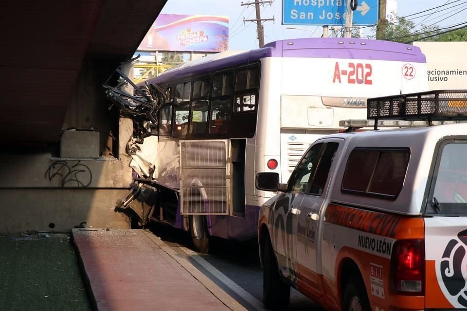 Aunque en un principio se presumía que había sido cerrado por un vehículo, Tránsito de Monterrey señaló que según testigos, el chofer del camión sufrió un aparente preinfarto al volante.