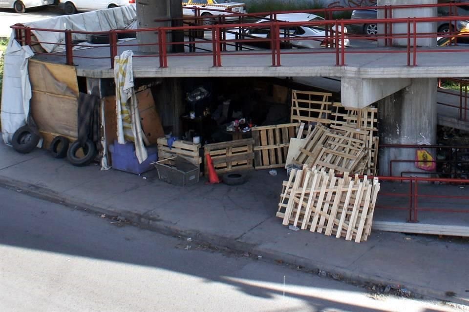 La casa hecha de madera y cartón se encuentra bajo la rampa peatonal y junto a la banqueta, en la Av. Colón.