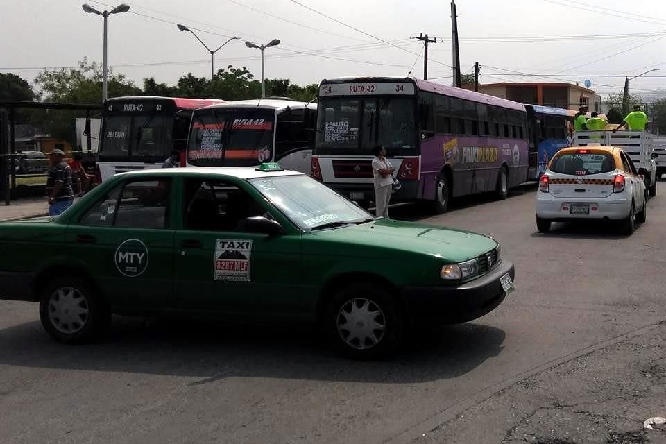 Los camiones de la Ruta 42 hacen base hasta en triple fila sobre la calle Luis Echevarría, en El Realito.