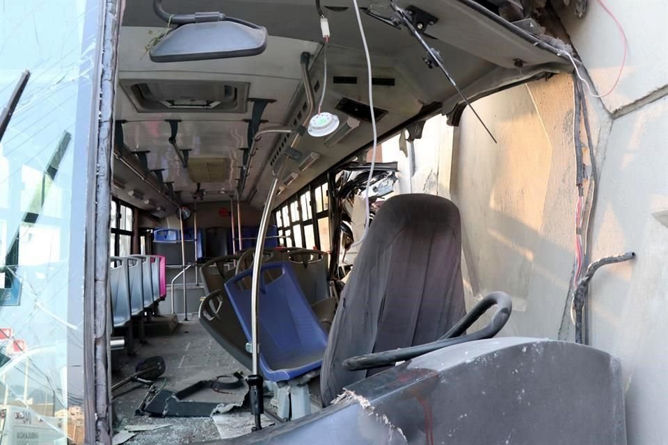 El interior del camión del la Ruta 202 quedó destrozado tras impactarse contra un puente en Morones Prieto.