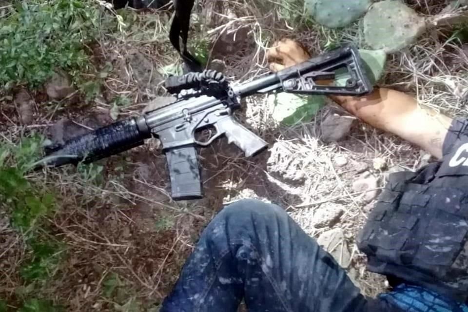 En redes sociales circularon fotografías de hombres armados abatidos presuntamente en el enfrentamiento.