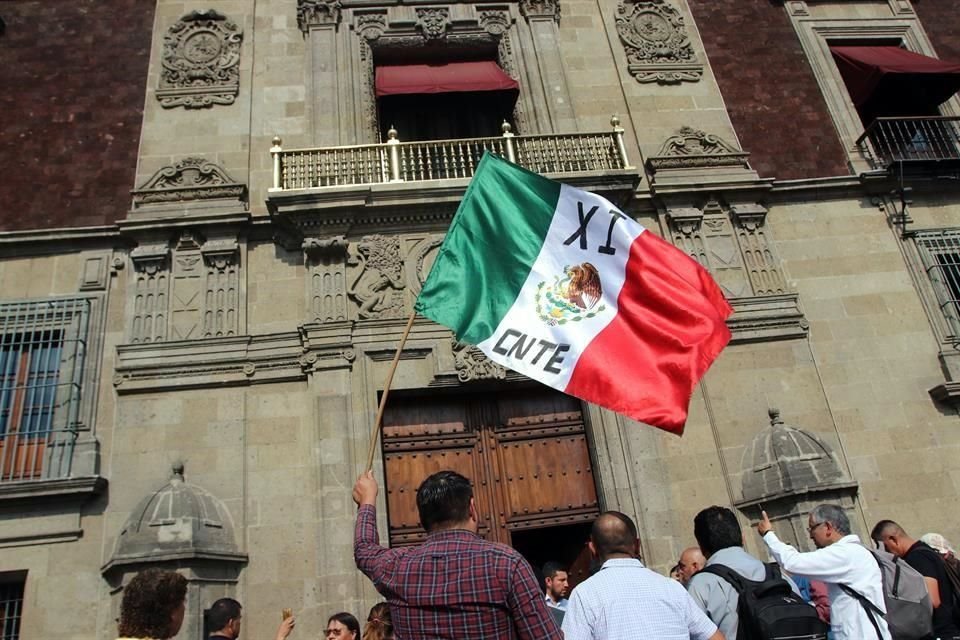 Maestros de la CNTE a las afueras de Palacio Nacional.