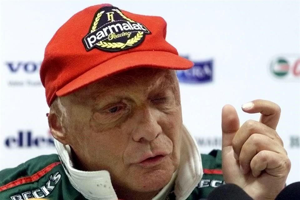 Lauda se estrelló en la pista de Nuerburgring, durante el Gran Premio de Alemania, el accidente le dejó cicatrices de quemaduras de por vida.