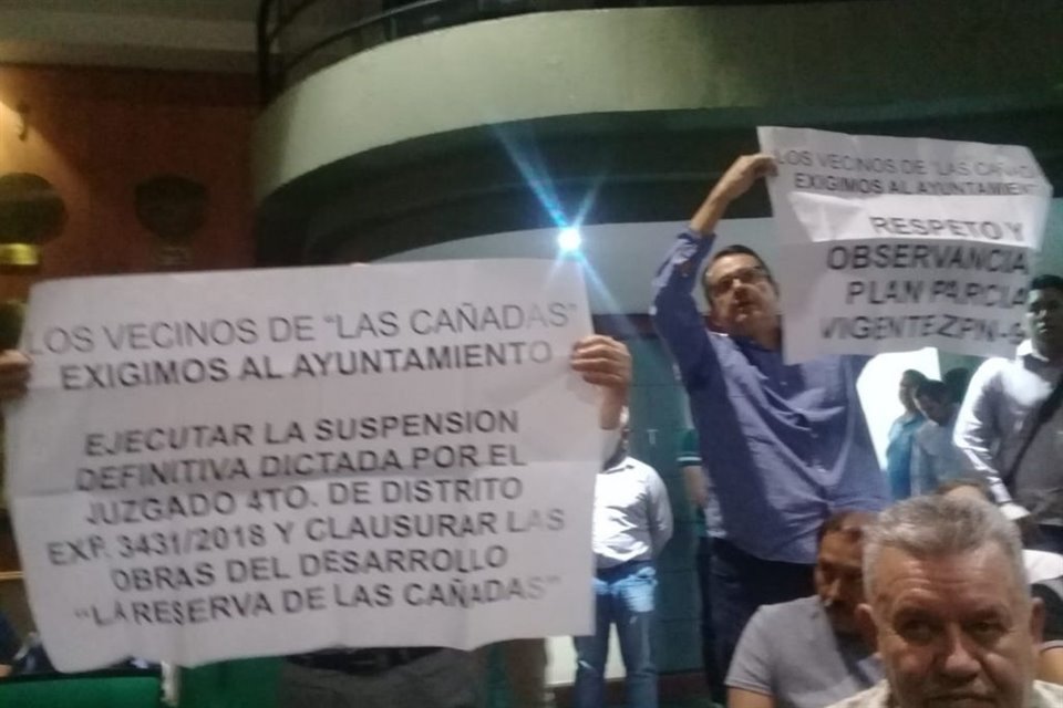 Los inconformes gritaron al Alcalde, Pablo Lemus Navarro, que atendiera este asunto, mientras, levantaron pancartas con leyendas que exhortaban a la autoridad municipal cumplir la Ley.