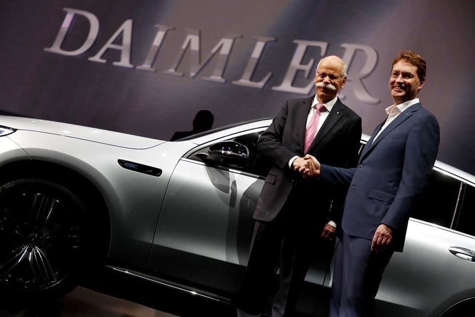 Dieter Zetsche, ahora ex CEO de Damiler, junto a su sucesor Ola Kaellenius.