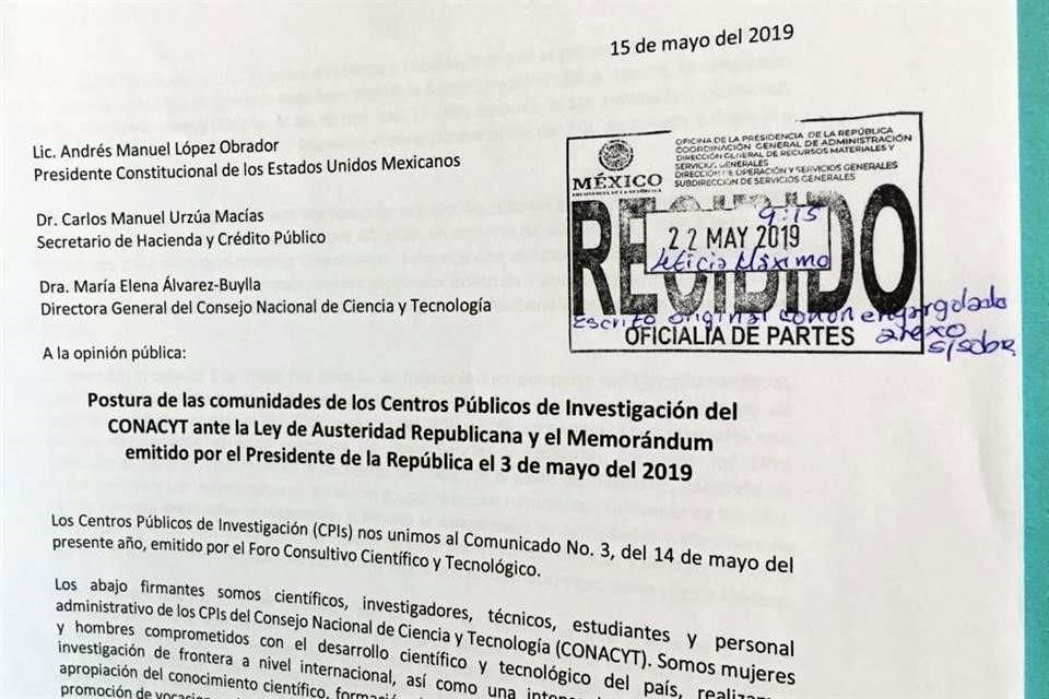 Por medio de una carta, que fue entregada en Palacio Nacional, más de 3 mil científicos y trabajadores de los Centros Públicos de Investigación del Conacyt piden reconsiderar el plan de austeridad.