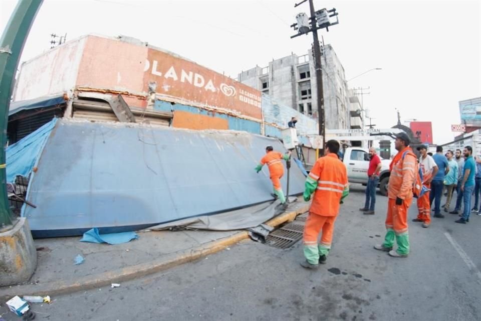 Municipio de Monterrey realizó operativo contra el comercio informal en la zona de la Central de Autobuses, donde retiraron alrededor de cien negocios.