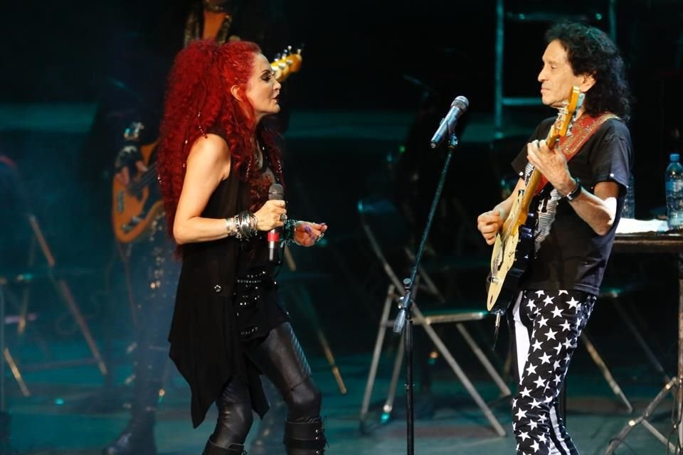 Chela, la 'domadora' de Alex, interpretó algunas canciones con él. 