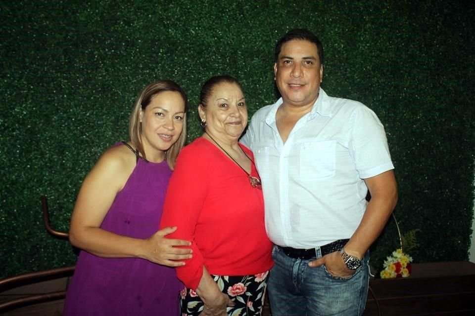 Irasema Aracely Pérez de Núñez, Magaly Maricela Salinas Solís y Orlando Núñez Salinas