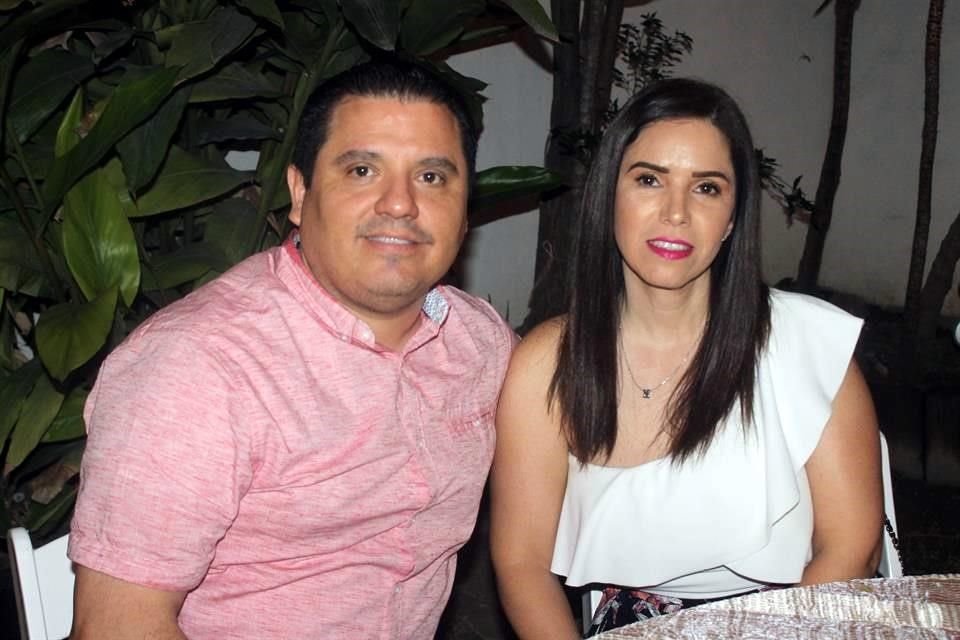 Eligio de la Garza y Mayra Cantú de De la Garza