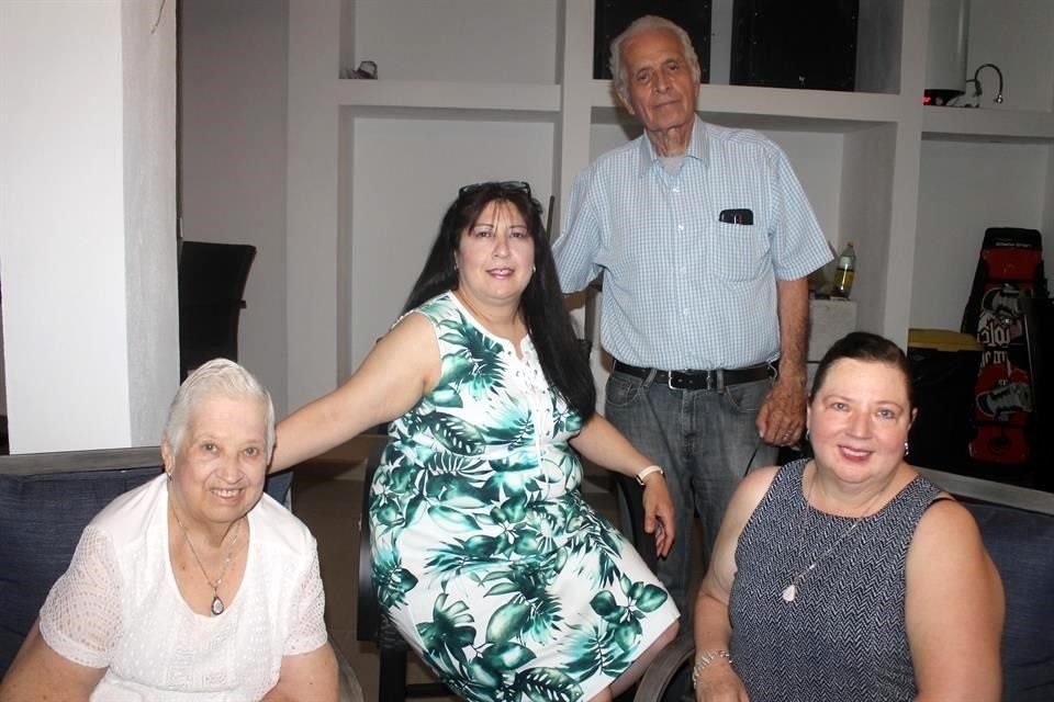 María Luisa Salinas, María Luisa Espinosa de los Monteros, Juan Antonio Salinas y Martha Espinosa de los Monteros