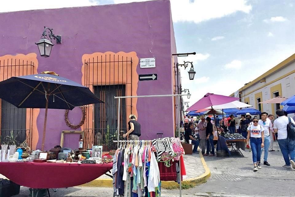 En calles aledañas al Callejón Cultural del Barrio Antiguo, como Padre Jardón y Morelos, los vendedores ambulantes ofrecen desde ropa hasta tepache.